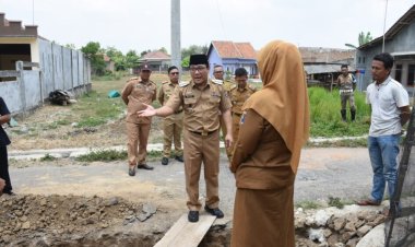 WAHDI MONITORING SEKALIGUS BERI BANTUAN PEMBANGUNAN GORONG-GORONG DI MULYOJATI