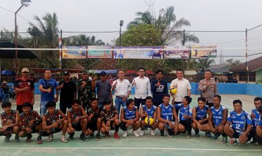 Yudi Purna Nugraha SH dan Mirza Gumay S.ip Buka Turnamen Bola Volly Desa Penilikan Sp 4, Peninjauan Kabupaten Oku Sumsel"