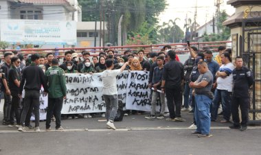 Aksi demo Mahasiswa menuntut Kapolda Sumsel mundur dari jabatannya.