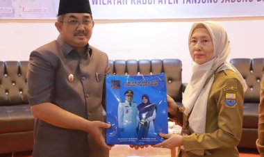 Bupati Tanjabbar Serahkan Akta Pendirian Badan Hukum Koperasi kepada 16 Pengurus Puskesmas