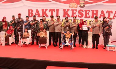 Bakti Kesehatan dan Bakti Sosial sebagai bentuk kehadiran Polri membantu masyarakat di Palembang Sumatera Selatan.