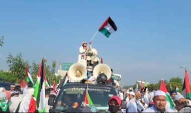 Viral ! Muslimah Cantik Kibarkan Bendera Palestina di Atas Mobil Komando Pesantren At Taqwa Saat Aksi Akbar Bela Palestina Cikarang