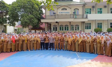 Pesan Kapolda Lampung Irjen Pol Helmy Santika menjadi pembina upacara di SMA N 1 Bandar Lampung, Jauhkan tindakan melanggar hukum.