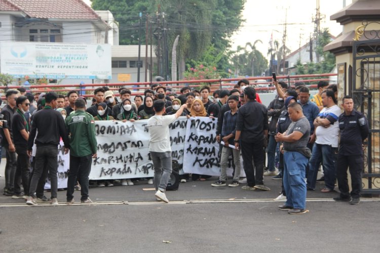 Aksi demo Mahasiswa menuntut Kapolda Sumsel mundur dari jabatannya.