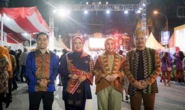 Bupati Koltim dan Istri Tampil Memukau dengan Balutan Tenunan Motif Sorume di Karnaval Tenun Sultra 2023