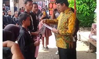 Ketua IPSI Yudi purnama Nugrah pasangkan sabuk secara simbolis kepada siswa PSHT 