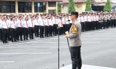 Irjen Pol A Rachmad Wibowo SIK berikan penghargaan personel berprestasi 