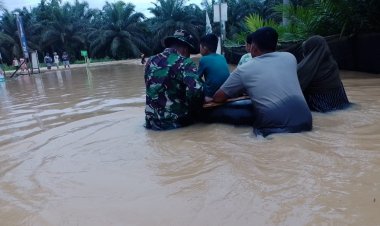 Babinsa Kelurahan Lubuk Kambing, Kecamatan Renah Mandaluh, Kabupaten Tanjung Jabung Barat, Provinsi Jambi melakukan pemantauan banjir di jalan Lintas Tengah Merlung - Simpang Niam