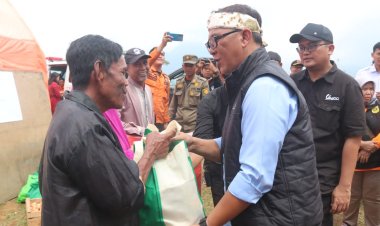 Respon Cepat, Bupati Bogor Iwan Setiawan Salurkan Bantuan Bahan Pokok Kepada Masyarakat Terdampak Bencana Gempa Bumi di Pamijahan