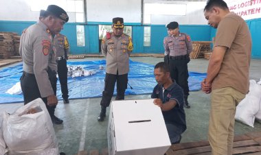 Pastikan Kesiapan dan Keamanan Logistik Pemilu 2024, Kapolres Cek Gudang Logistik KPU Kabupaten Way Kanan