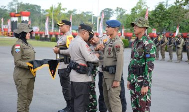 Kapolri Beri Penghargaan Pin Emas Kepada Prajurit TNI dan Anggota Polri yang tergabung dalam Satgas Operasi Damai Cartenz 2023