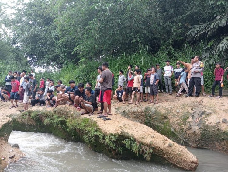 Polsek Ciampea dan Instansi Terkait Juga di Bantu Warga Lakukan Pencarian Korban Tenggelam di Aliran Sungai Curug Hordeng