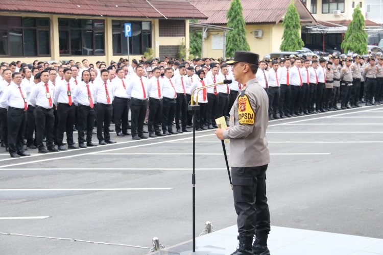 Irjen Pol A Rachmad Wibowo SIK berikan penghargaan personel berprestasi 