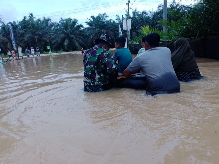 Babinsa Kelurahan Lubuk Kambing, Kecamatan Renah Mandaluh, Kabupaten Tanjung Jabung Barat, Provinsi Jambi melakukan pemantauan banjir di jalan Lintas Tengah Merlung - Simpang Niam