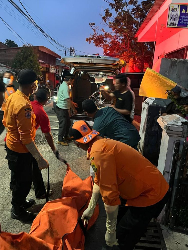 Polsek Cibinong Olah TKP Penemuan Jenazah Seorang Laki - Laki Di Dalam Rumah Kontrakan