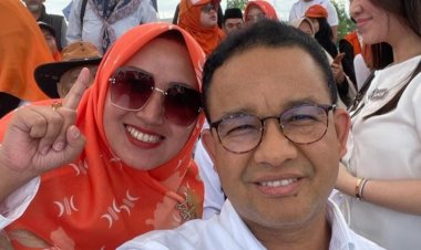 Anies Baswedan Ajak Berfoto Selfie Caleg Milenial Teti Lestari di Kampanye Tebuka Kabupaten Bekasi
