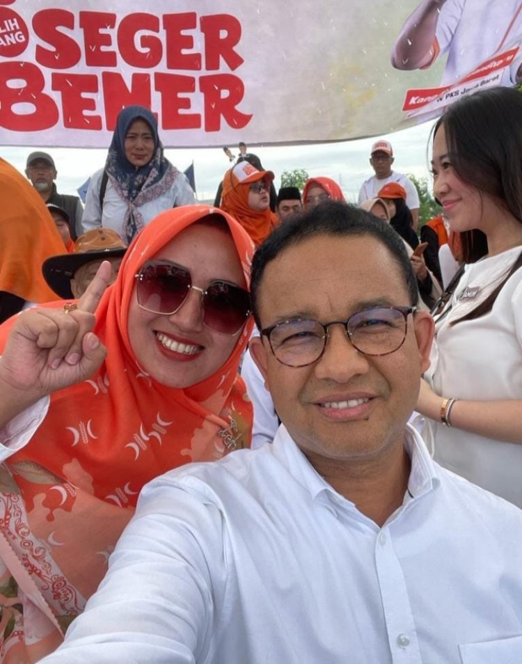 Anies Baswedan Ajak Berfoto Selfie Caleg Milenial Teti Lestari di Kampanye Tebuka Kabupaten Bekasi 