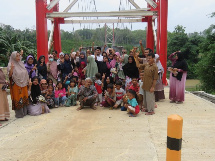 Serap Aspirasi, Caleg Gerindra Wahrul Fauzi Silalahi Tinjau Jembatan Gantung