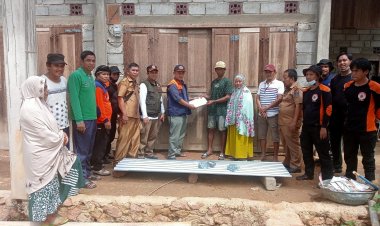 Sejumlah Korban  Bencana Angin Puting Beliung Di Lambandia Terima Bantuan Berupa Material Bangunan