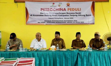 Bupati Tanjabbar Terima dan Salurkan Bantuan Bencana dari PetroChina