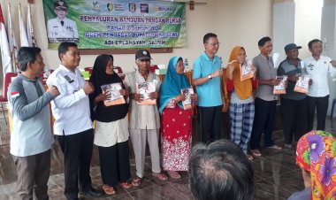 PENYALURAN BANTUAN PANGAN BERAS TAHAP DUA PEKON SUMBER AGUNG DI BALAI PEKON SUMBER AGUNG