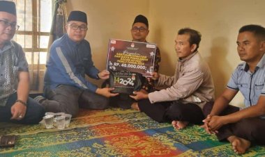 KPUD Mesuji Serahkan Santunan Rp.46 juta kepada Ahli waris Ketua KPPS 5 Desa Aji jaya kec Simpang Pematang Kab Mesuji Sulastri