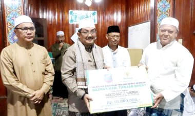 Bupati Serahkan Bantuan ke Masjid Baitul Makmur Saat Safari Subuh 