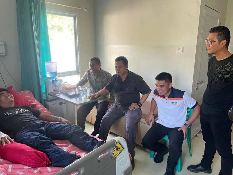Mewakili Kapolres Oku, Kasat Intelkam Menjenguk Ketua KKPS 20 Kemalaraja Di Rumah Sakit