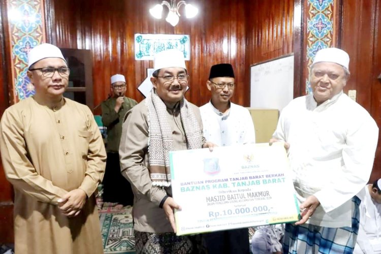 Bupati Serahkan Bantuan ke Masjid Baitul Makmur Saat Safari Subuh 