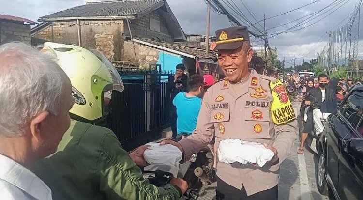 Kapolsek Tamansari Pimpin Langsung Giat Pembagaian Takjil Gratis Bersama Muspika Kecamatan Tamansari Dan Yayasan Alemar Kab. Bogor.