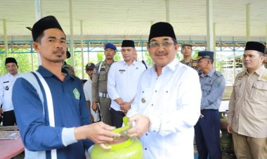Pastikan Distribusi Tepat Sasaran, Bupati Tanjabbar Tinjau Oprasi Pasar Gas Melon Di Betara Kanan