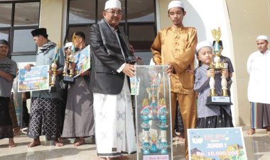 Usai Sholat Ied, Bupati Tanjabbar Serahkan Hadiah Festival Arakan Sahur