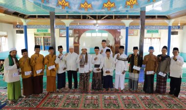 Bupati Tanjabbar Laksanakan Safari Jumat di Masjid Raya Nurul Salaf Sungai Gebar