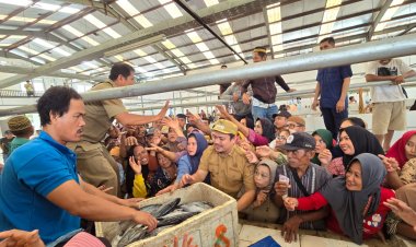Pantau Kebutuhan Pokok di Pasar Penanggojaya, Bupati Koltim Disambut Meriah Emak-Emak