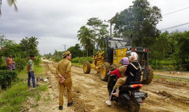 Jalan Di Pomburea Selalu Dikeluhkan Warga, Bupati Koltim Gercep Perbaiki Dengan Sejumlah Alat Berat
