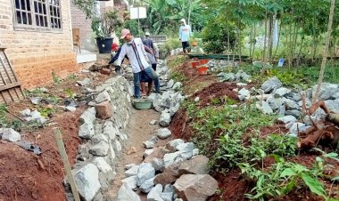 PEKON BANDUNG BARU BARAT MELAKSANAKAN PEMBANGUNAN DRAEINASE SEPANJANG 96 METER