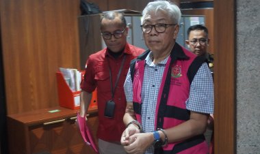 Tim Penyidik Kejqgung Tahan Tersangka BGA Dirjen Minerba Kementerian ESDM Tahun 2015-2020 dalam Perkara Komoditas Timah