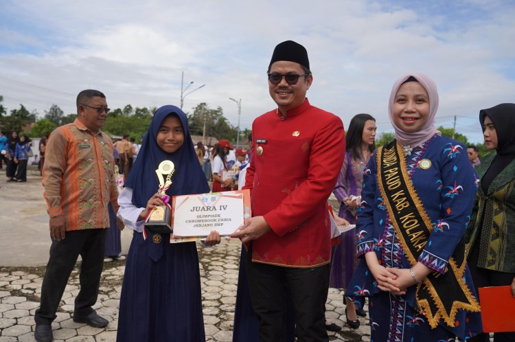 Di Hari Pendidikan Nasional, Bupati Koltim Serahkan Hadiah Lomba” Olimpiade Chrome Book Ceria”