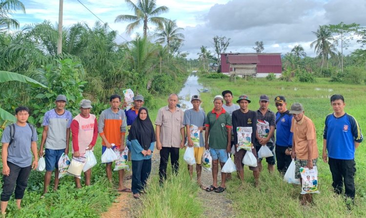 Peduli Terhadap Korban Banjir Di Kolaka Timur, Bupati Azis Salurkan Bantuan Sosial Disejumlah Wilayah