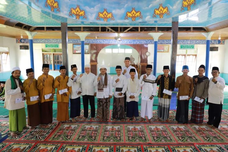 Bupati Tanjabbar Laksanakan Safari Jumat di Masjid Raya Nurul Salaf Sungai Gebar