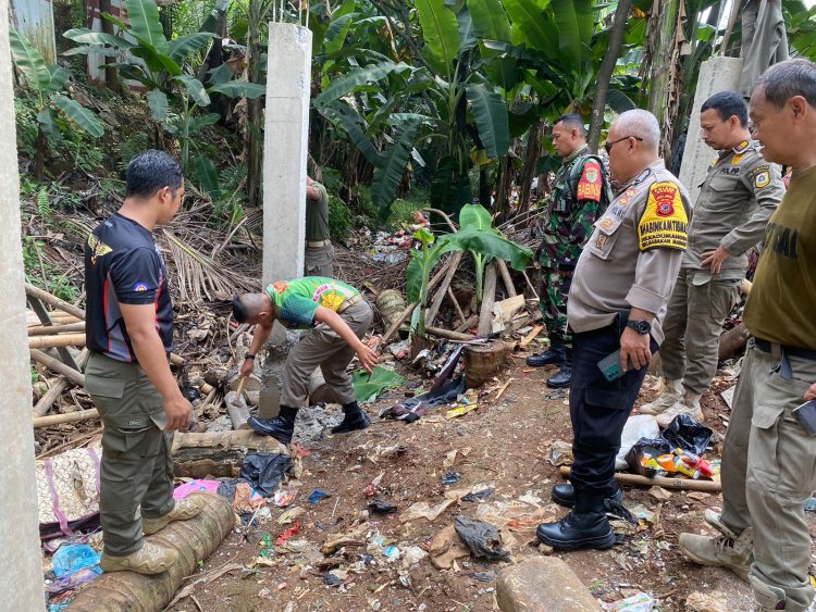 Pj. Kepala Desa Kadumanggu, Yoga, mengatakan akan bekerjasama dengan jajaran RT,RW setempat untuk membersihkan sampah di saluran irigasi tersebut.