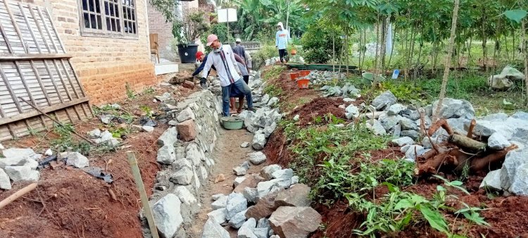 PEKON BANDUNG BARU BARAT MELAKSANAKAN PEMBANGUNAN DRAEINASE SEPANJANG 96 METER