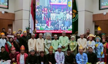 Ketua DPRD Rudy Susmanto dan para wakil ketua DPRD menyambut Pj. Gubernur Jawa Barat dan Pj. Bupati Bogor di pintu gerbang gedung DPRD Kabupaten Bogor.