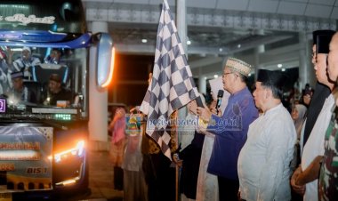 BUPATI AGUS ISTIQLAL LEPAS PEMBERANGKATAN 73 CALON JAMA'AH HAJI ASAL PESIBAR