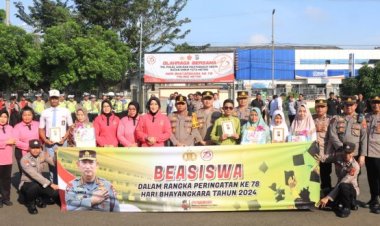 Dalam rangka HUT Bhayangkara ke-78 Kapolres Metro Polda Lampung AKBP Heri Sulistyo Nugroho, Memberikan Penghargaan Dan Bantuan Beasiswa Kepada 3 Siswa SD, SMP dan SMA Yang berprestasi Dalam Bidang Akademik Dan Non Akademik