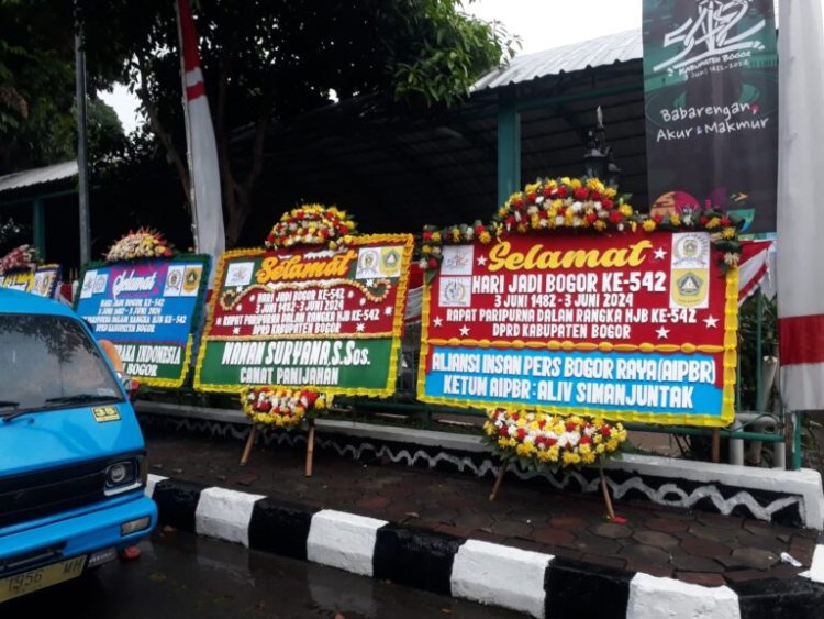 Aliansi Insan Pers Berikan Karangan Bunga untuk Peringatan HUT ke-542 Kabupaten Bogor