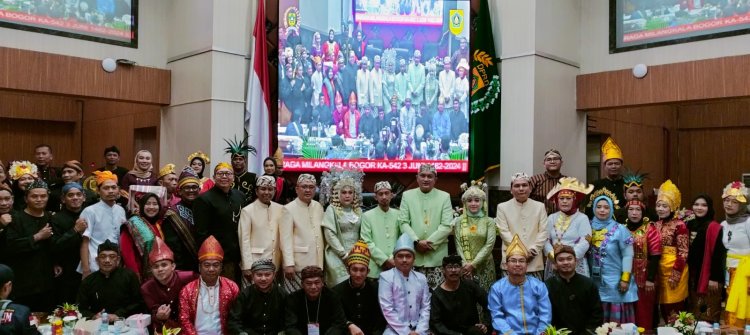 Ketua DPRD Rudy Susmanto dan para wakil ketua DPRD menyambut Pj. Gubernur Jawa Barat dan Pj. Bupati Bogor di pintu gerbang gedung DPRD Kabupaten Bogor.