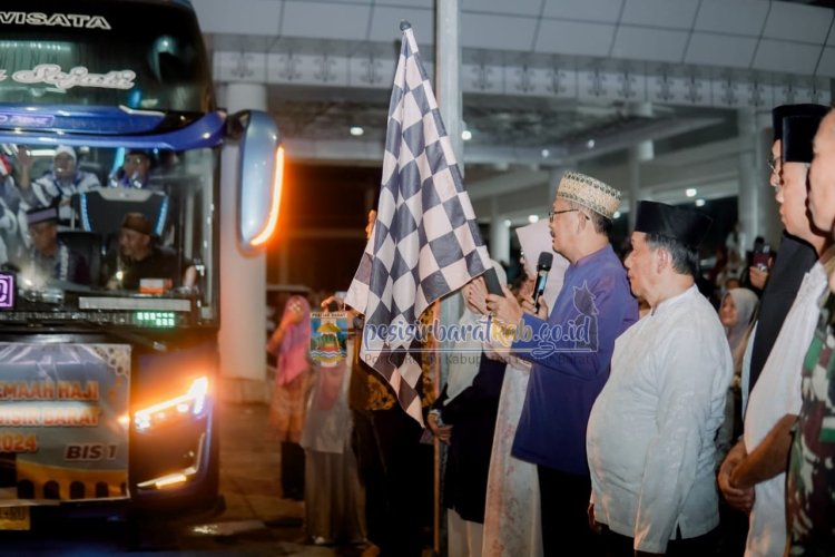 BUPATI AGUS ISTIQLAL LEPAS PEMBERANGKATAN 73 CALON JAMA'AH HAJI ASAL PESIBAR