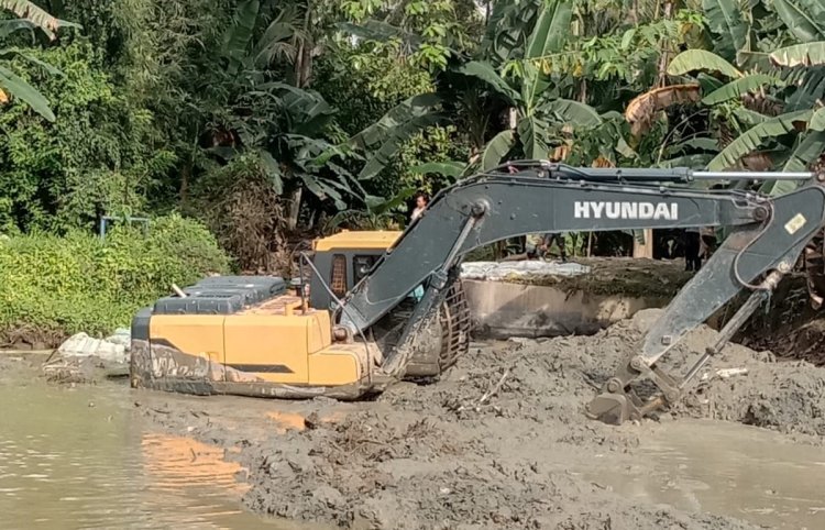 Cegah Pendangkalan Sungai di Ladongi, Bupati Azis Perintahkan Pengerukan