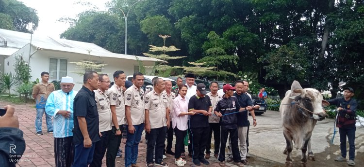 Presiden Terpilih 2024 Prabowo Subianto salurkan puluhan hewan kurban di Babakan Madang